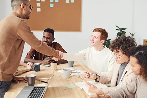 Personas colaborando alrededor de una mesa