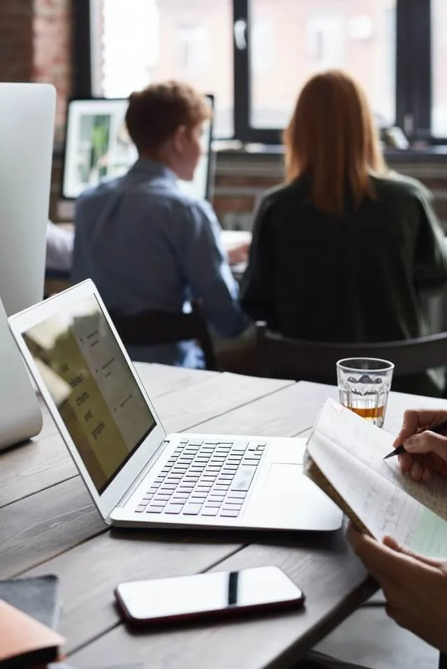 Trabajo digital con ordenador y documentación